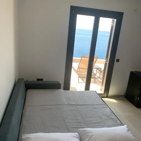 فيلة Theoni أسوس